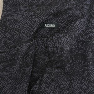 Very flattering leggings. Received them as a gift: worn once. Smoke free home.